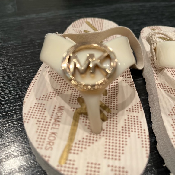 Michael Kors Jetset flip flops sandals shoes vanilla Toddlers Girls new - Picture 6 of 9